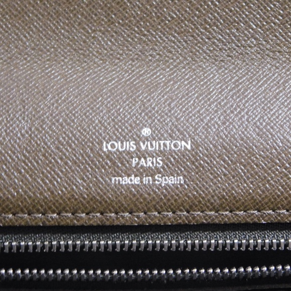 Authentic Louis Vuitton Selenga Taiga Pochette - Grizzly (Dark Brown) - Picture 6 of 15